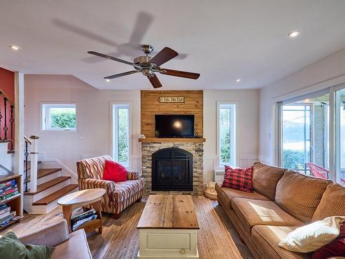 Salon - 234 Ch. Du Lac-Sylvère, Saint-Donat, QC - Indoor Photo Showing Living Room With Fireplace