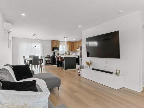 Salon - Rue Elsie, Salaberry-De-Valleyfield, QC - Indoor Photo Showing Living Room