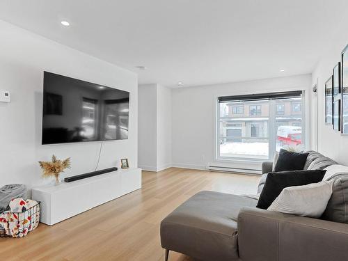 Salon - Rue Elsie, Salaberry-De-Valleyfield, QC - Indoor Photo Showing Living Room