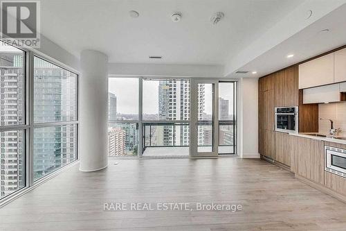 1809 - 39 Roehampton Avenue, Toronto, ON - Indoor Photo Showing Kitchen