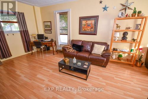 272 Station Street, North Middlesex (Parkhill), ON - Indoor Photo Showing Living Room