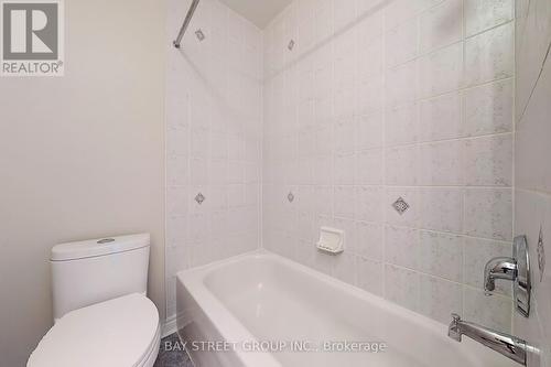 25 Maple Ridge Crescent, Markham, ON - Indoor Photo Showing Bathroom