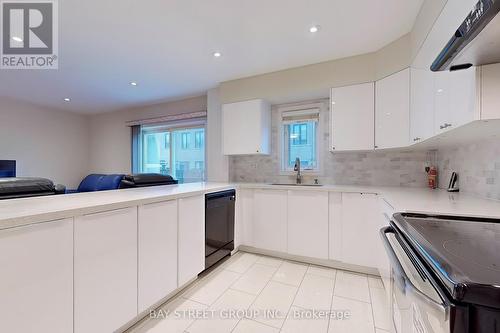 25 Maple Ridge Crescent, Markham, ON - Indoor Photo Showing Kitchen