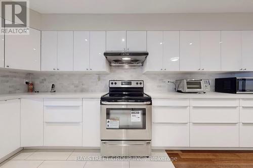 25 Maple Ridge Crescent, Markham, ON - Indoor Photo Showing Kitchen