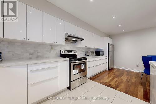 25 Maple Ridge Crescent, Markham, ON - Indoor Photo Showing Kitchen