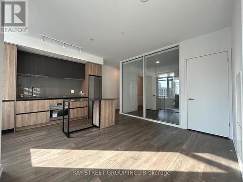 606 - 8 Beverley Glen Boulevard, Vaughan, ON - Indoor Photo Showing Kitchen