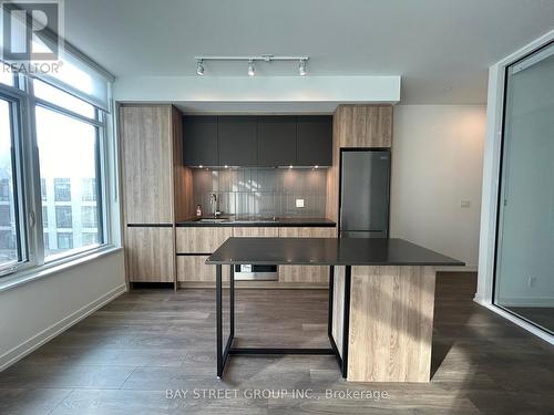 606 - 8 Beverley Glen Boulevard, Vaughan, ON - Indoor Photo Showing Kitchen