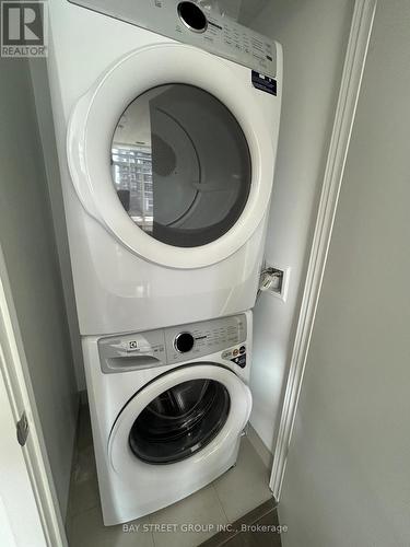 606 - 8 Beverley Glen Boulevard, Vaughan, ON - Indoor Photo Showing Laundry Room