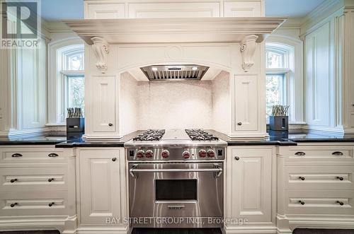 1227 Cleaver Drive, Oakville, ON - Indoor Photo Showing Kitchen With Upgraded Kitchen