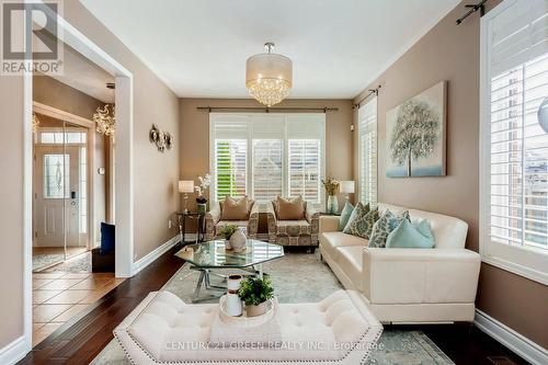 986 Syndenham Lane, Milton, ON - Indoor Photo Showing Living Room