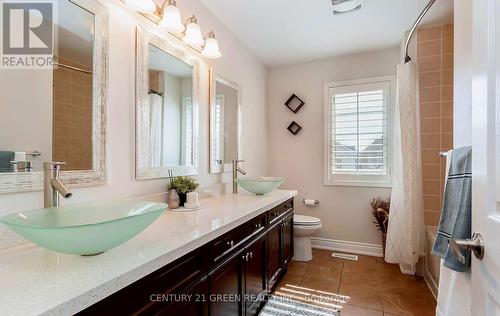 986 Syndenham Lane, Milton, ON - Indoor Photo Showing Bathroom