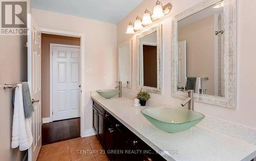 986 Syndenham Lane, Milton, ON - Indoor Photo Showing Bathroom