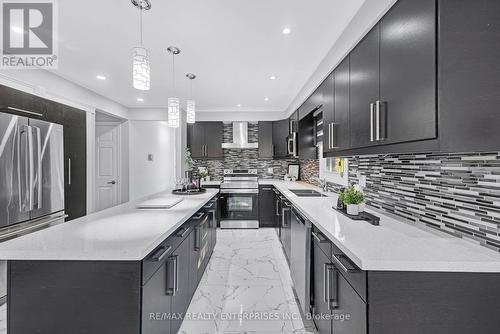 3821 Trelawny Circle, Mississauga, ON - Indoor Photo Showing Kitchen With Double Sink With Upgraded Kitchen