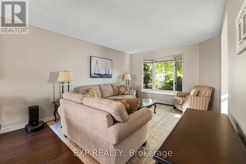 30 Rosewell Street, Hamilton, ON - Indoor Photo Showing Living Room