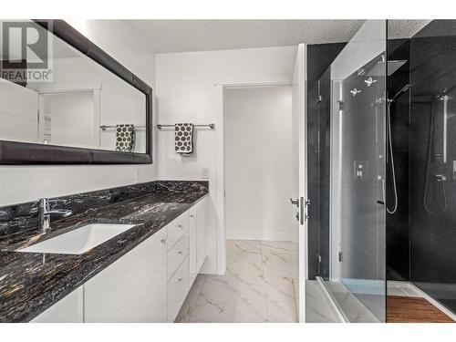 5308 Law Street, Peachland, BC - Indoor Photo Showing Bathroom