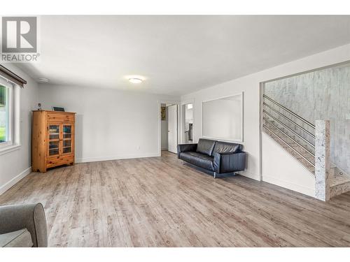 5308 Law Street, Peachland, BC - Indoor Photo Showing Living Room