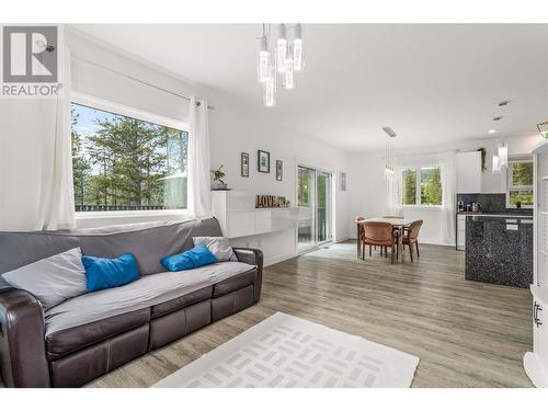 5308 Law Street, Peachland, BC - Indoor Photo Showing Living Room