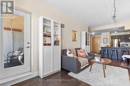 1012 - 48 Suncrest Boulevard, Markham, ON - Indoor Photo Showing Living Room