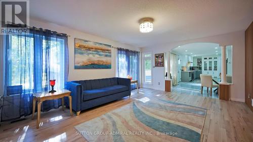 4800 Herald Road, East Gwillimbury, ON - Indoor Photo Showing Living Room