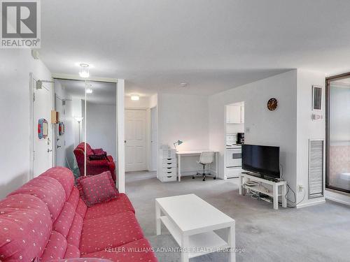 628 - 73 Mccaul Street, Toronto, ON - Indoor Photo Showing Living Room