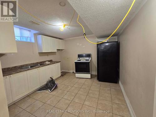 68 Finchley Circle, Markham, ON - Indoor Photo Showing Kitchen With Double Sink