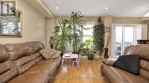 100 - 16 Bellhaven Crescent, Brampton, ON - Indoor Photo Showing Living Room