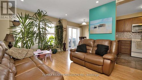 100 - 16 Bellhaven Crescent, Brampton, ON - Indoor Photo Showing Living Room