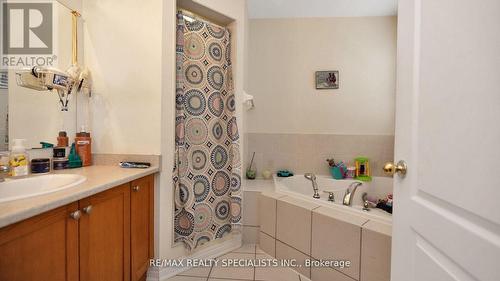 100 - 16 Bellhaven Crescent, Brampton, ON - Indoor Photo Showing Bathroom