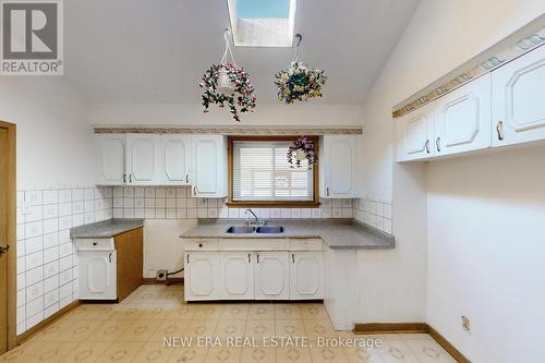 875 Hampton Crescent, Mississauga, ON - Indoor Photo Showing Kitchen With Double Sink