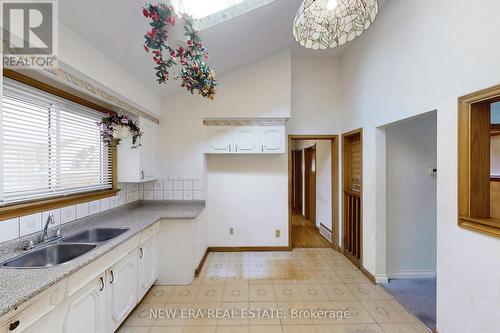 875 Hampton Crescent, Mississauga, ON - Indoor Photo Showing Kitchen With Double Sink