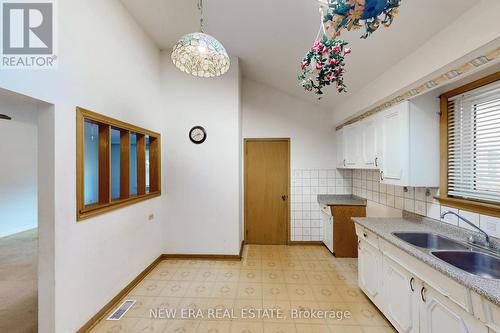 875 Hampton Crescent, Mississauga, ON - Indoor Photo Showing Kitchen