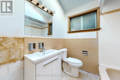 875 Hampton Crescent, Mississauga, ON - Indoor Photo Showing Bathroom