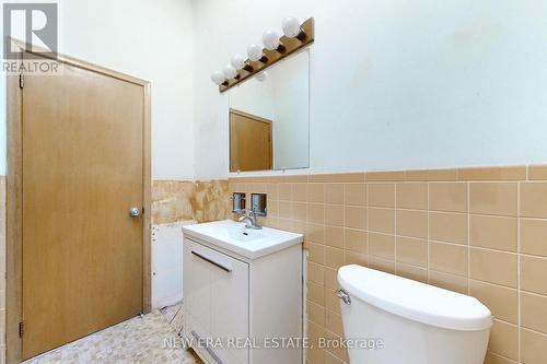 875 Hampton Crescent, Mississauga, ON - Indoor Photo Showing Bathroom