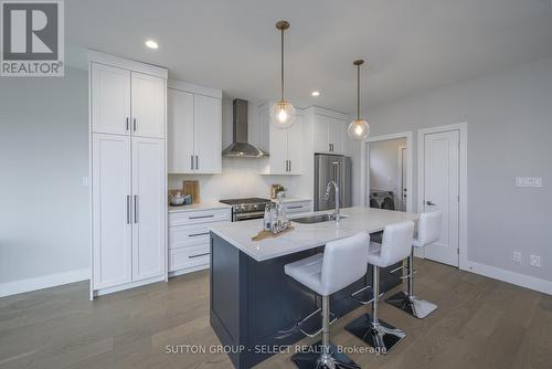 132 Crestview Drive, Middlesex Centre (Kilworth), ON - Indoor Photo Showing Kitchen With Upgraded Kitchen