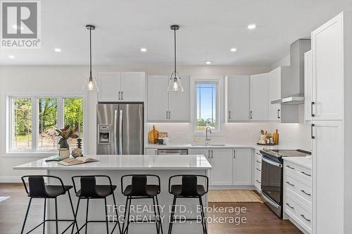 2 Cameron Court, Cavan Monaghan, ON - Indoor Photo Showing Kitchen With Upgraded Kitchen