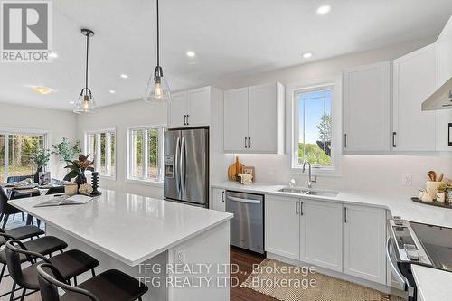 2 Cameron Court, Cavan Monaghan, ON - Indoor Photo Showing Kitchen With Double Sink With Upgraded Kitchen