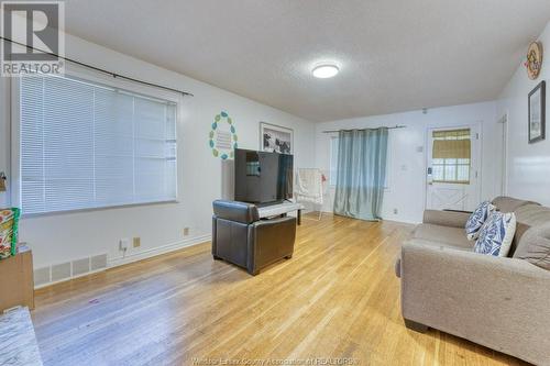 777 Randolph Avenue, Windsor, ON - Indoor Photo Showing Living Room