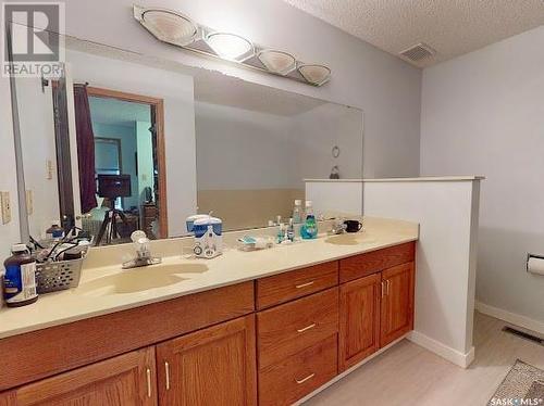 26 2338 Assiniboine Avenue E, Regina, SK - Indoor Photo Showing Bathroom