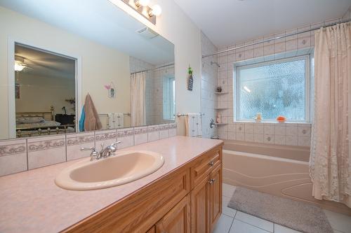 7706 Giles Drive, Coldstream, BC - Indoor Photo Showing Bathroom