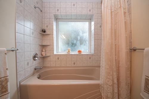 7706 Giles Drive, Coldstream, BC - Indoor Photo Showing Bathroom