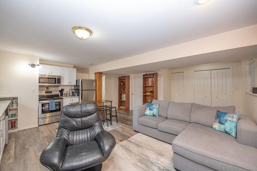 7706 Giles Drive, Coldstream, BC - Indoor Photo Showing Living Room