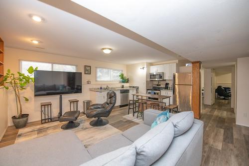 7706 Giles Drive, Coldstream, BC - Indoor Photo Showing Living Room