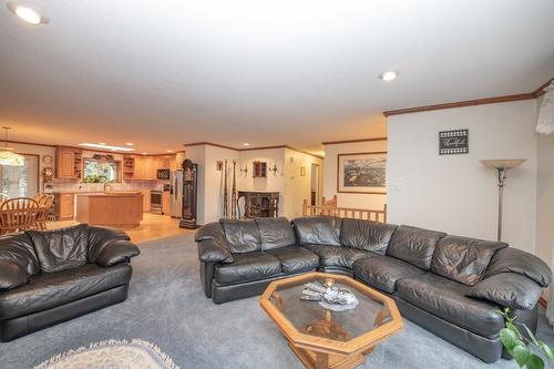 7706 Giles Drive, Coldstream, BC - Indoor Photo Showing Living Room