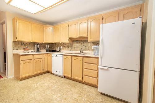 102-2477 Ingram Road, West Kelowna, BC - Indoor Photo Showing Kitchen