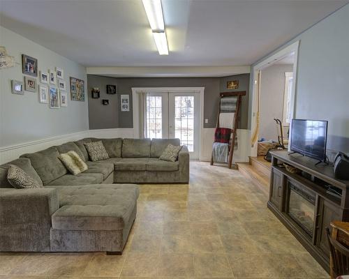 12 Wilkinson Road, Enderby, BC - Indoor Photo Showing Living Room