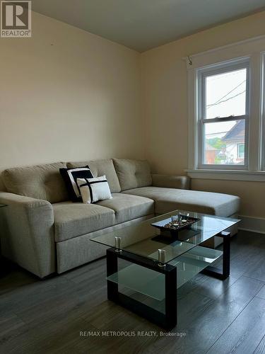 4910 Bridge Street, Niagara Falls, ON - Indoor Photo Showing Living Room