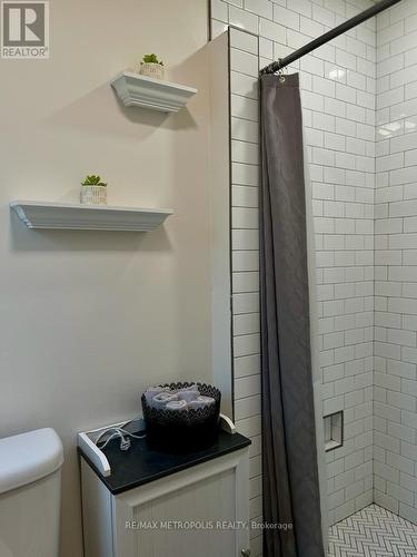 4910 Bridge Street, Niagara Falls, ON - Indoor Photo Showing Bathroom