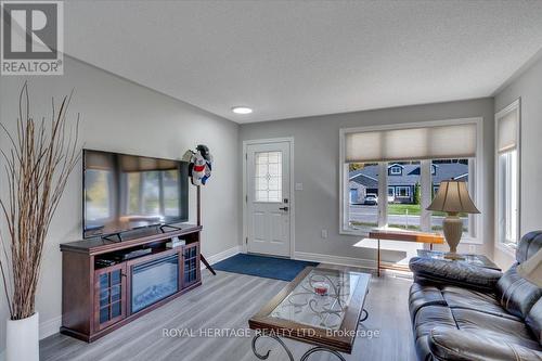 27 South Maloney Street, Marmora And Lake, ON - Indoor Photo Showing Living Room