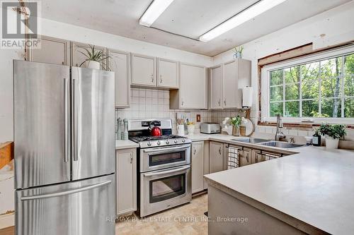 126 Maple Court, Shelburne, ON - Indoor Photo Showing Kitchen With Double Sink