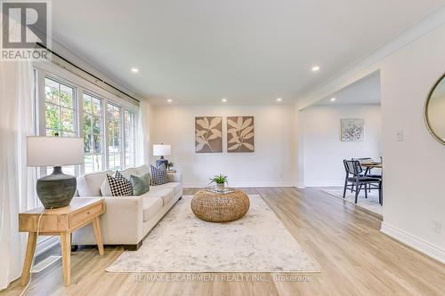 615 Cumberland Avenue E, Burlington, ON - Indoor Photo Showing Living Room